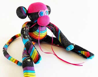 Himmlischer Regenbogen Sock Monkey: Handgemachtes Erstlingswerk (43 cm)