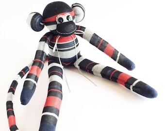 Gestreifte Sock Monkey Plüsch: Rot, Marine, Grau und Schwarz - 54 cm