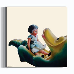 Peut inclure: Peinture de style vintage représentant une poupée en robe bleu clair assise sur une grande structure en forme de main, verte et jaune. La poupée a des cheveux foncés et un nœud rouge. L'œuvre a un aspect surréaliste.