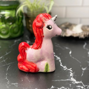 Figura de unicornio de cerámica kitsch colorida vintage, Tchotchke de unicornio pintado a mano, regalo de unicornio divertido, figura de unicornio rosa y rojo vintage
