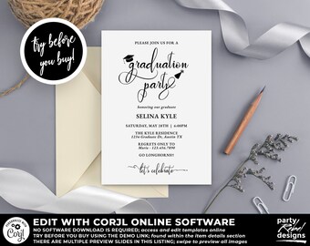 Op de afbeelding: Een uitnodiging voor een afstudeerfeest met een zwart-wit ontwerp. De uitnodiging bevat een afstudeerhoed, een fles champagne en de tekst "Graduation Party" in een cursief lettertype. De uitnodiging is voor Selina Kyle en is gepland voor zaterdag 28 mei om 18:00 uur in The Kyle Residence, 1234 Graduate Dr, Austin TX. De uitnodiging bevat ook de tekst "Let's Celebrate" en "Go Longhorns!"
