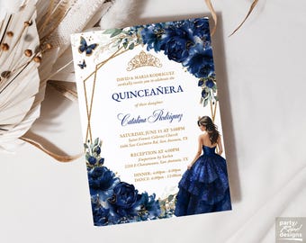 以下が含まれることがあります： 金色のアクセントと花のイラストが施された、ネイビーブルーのQuinceañera招待状。「Quinceañera」の文字と、カタリーナ・ロドリゲスの祝賀会の詳細（日付、時間、場所など）が記載されています。青いガウンを着た女性のシルエットも特徴です。