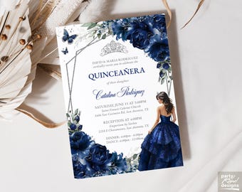 以下が含まれることがあります： 紺色の Quinceañera の招待状。花柄と蝶のアクセントが施されています。招待状には「Quinceañera」の文字と、Catalina Rodriguez のお祝いの詳細（日付、時間、場所など）が記載されています。青いガウンを着た女性の絵が右側にあります。