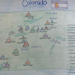 Könnte beinhalten: Eine handgezeichnete Karte der Skigebiete in Colorado, mit Bergsymbolen, die jeden Ort repräsentieren. Die Karte enthält die Namen von Skigebieten wie Steamboat Springs, Winter Park, Breckenridge und Aspen. Die Karte enthält auch die Namen der nahegelegenen Städte und Gemeinden, wie Denver, Frisco und Boulder.