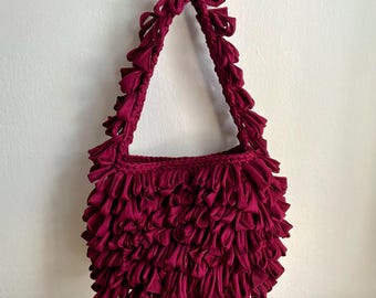 Bolso de ganchillo en color burdeos.