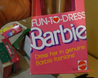 Poupée, Barbie, 1988, version noire Fun-to-Dress, pas de Français, nrfb .  portant la même chemise.