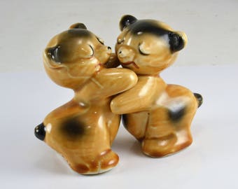 Salt & Pepper Shakers - Van Tellingen Regal Kissing Bears Huggies  - Vintage Hugging Bears