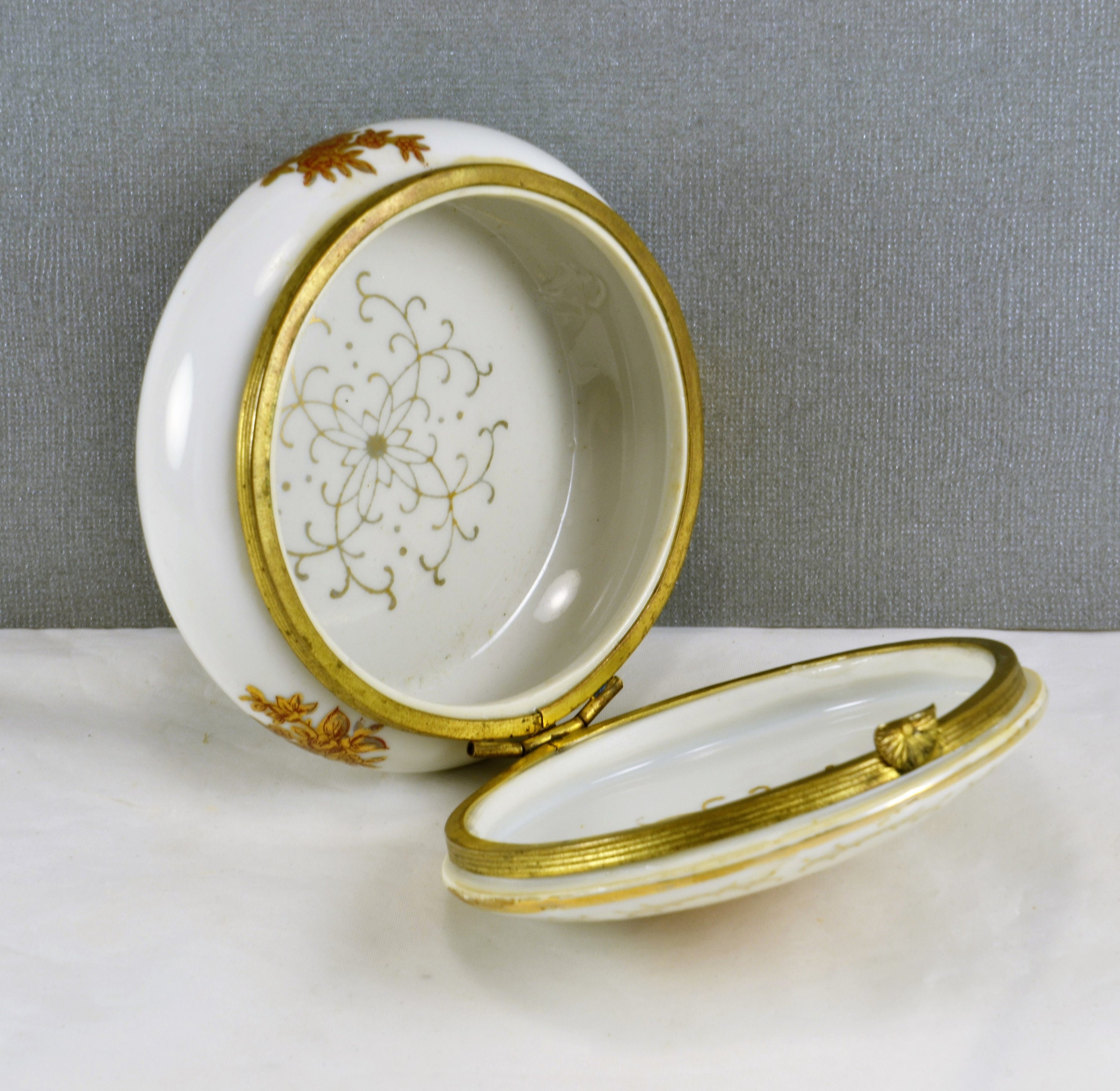 Hinged Trinket Jewelry Box Round Porcelain Gold Rose W/ Red