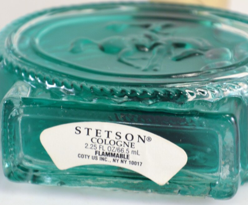 以下が含まれることがあります： 白いラベルに「STETSON&reg; COLOGNE 2.25 FL OZ/66.5 mL FLAMMABLE COTY US INC., NY NY 10017」と書いてある、ターコイズブルーのガラス瓶。