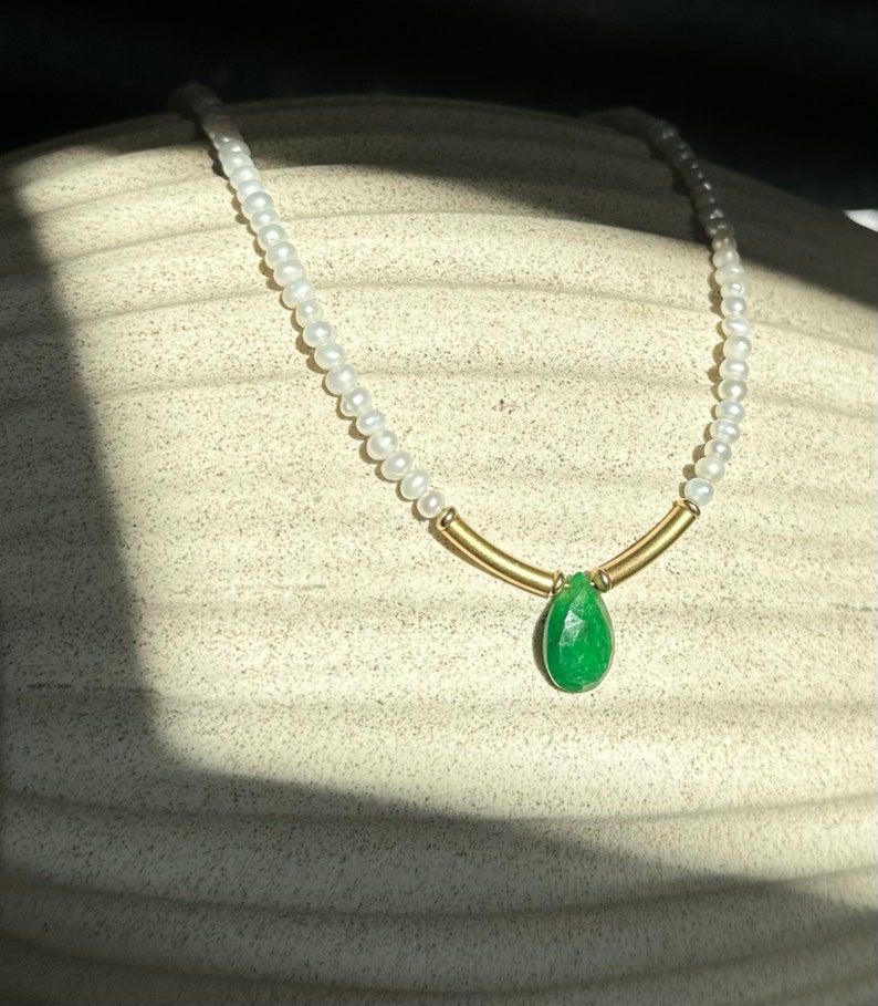 Emerald and Pearls Necklace image 1