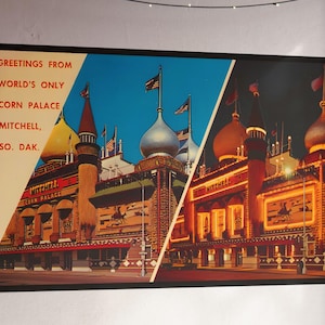 Corn Palace Splendor: Mitchell's Einzigartige Roadside Wonder bei Tag und Nacht - Fine Art Poster