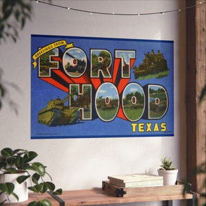 Salutations blindées : hommage à la carte postale militaire vintage de Fort Hood - Impression d'art