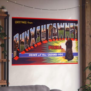Puede incluir: Un póster de estilo vintage con las palabras "GREETINGS from PUNXSUTAWNEY PENNA. HOME of the GROUND-HOG." El póster presenta una ilustración de una marmota y un diseño colorido con acentos rojos, azules y verdes.