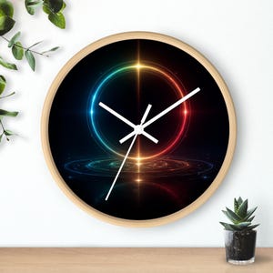 Puede incluir: Reloj de pared redondo con marco de madera clara. La esfera del reloj presenta un diseño vibrante y colorido con un anillo brillante de luz azul, verde y roja sobre un fondo negro. Las manecillas blancas indican la hora.