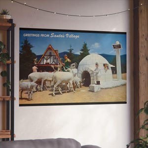 Vintage Weihnachtszauber: Weihnachtsmanndorf Postkarte aus den 1950er Jahren - Fine Art Poster