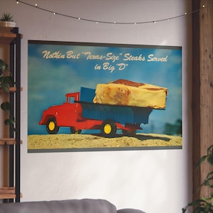Steaks in Texas: Eine Vintage Dallas Postkarten-Parodie - Fine Art Poster