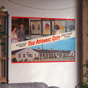 Atomic City Greetings : l'héritage nucléaire d'Oak Ridge en carte postale vintage - Poster d'art