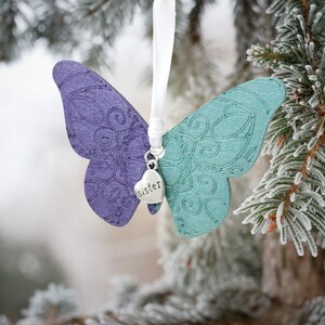 Adorno conmemorativo de mariposa púrpura y verde azulado con encanto / regalo de simpatía para un ser querido perdido / Conciencia del suicidio Regalo conmemorativo de Navidad