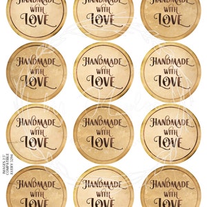 K&ouml;nnte beinhalten: Zw&ouml;lf runde Etiketten im Vintage-Stil mit dem Text "Handmade with Love" in brauner Schrift auf beigefarbenem Hintergrund.