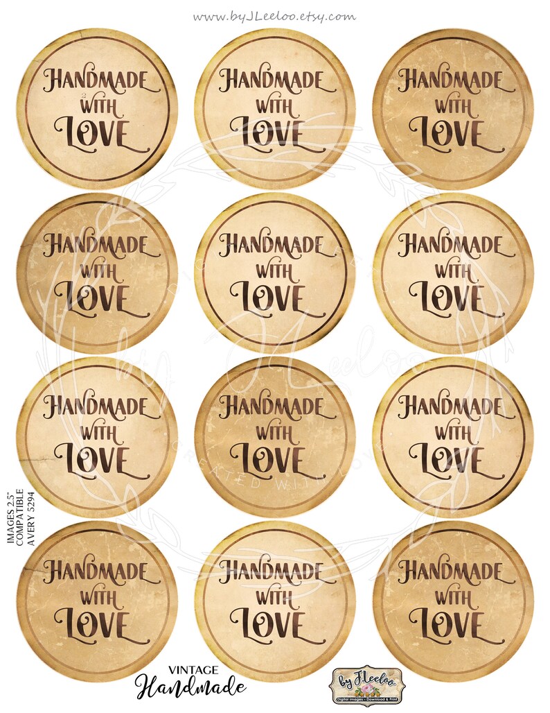 K&ouml;nnte beinhalten: Zw&ouml;lf runde Etiketten im Vintage-Stil mit dem Text "Handmade with Love" in brauner Schrift auf beigefarbenem Hintergrund.