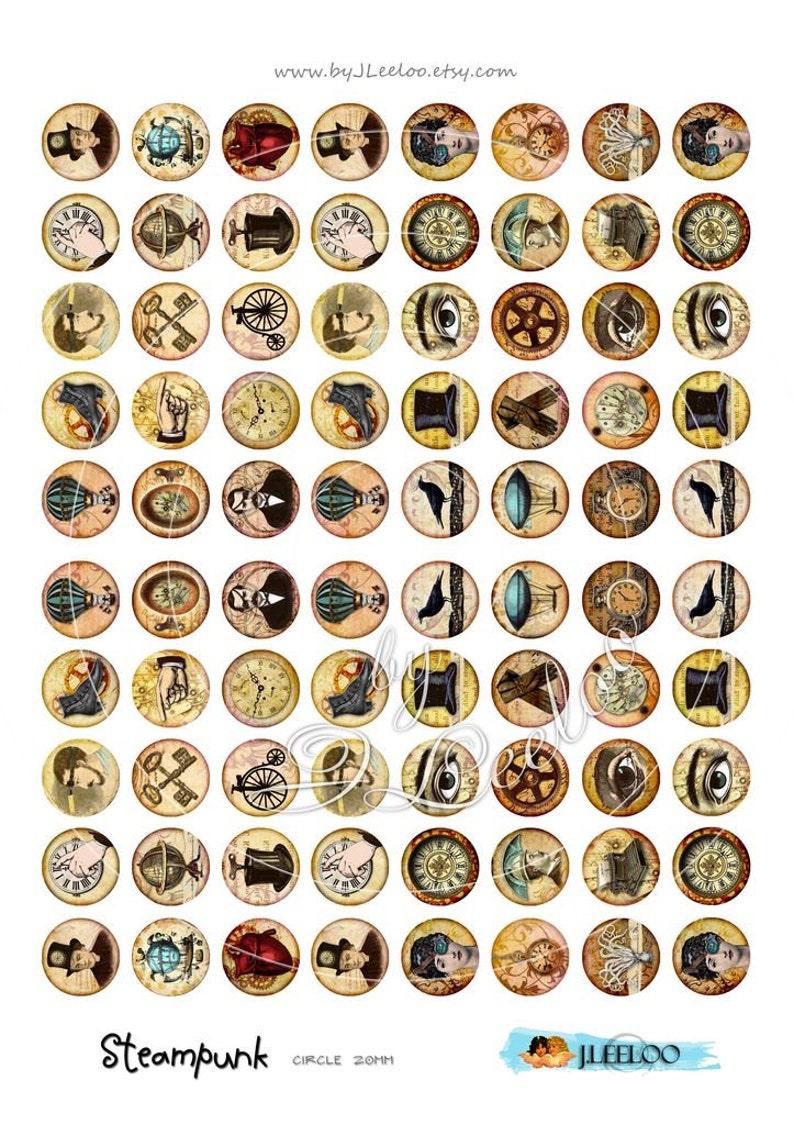 Op de afbeelding: Een vel met 60 ronde afbeeldingen met steampunk-thema, elk ongeveer 20 mm in diameter. De afbeeldingen tonen tandwielen, klokken, sleutels en vintage illustraties in sepiatinten, met het woord "Steampunk" onderaan.
