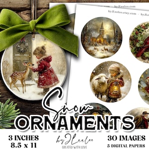 以下が含まれることがあります： 緑のリボンが付いたクリスマスオーナメント。雪景色の中で赤いコートを着た子供が鹿と交流している様子が描かれています。オーナメントの直径は7.6cmです。その他の画像：教会、カーディナル、子羊と子供、サンタクロース。