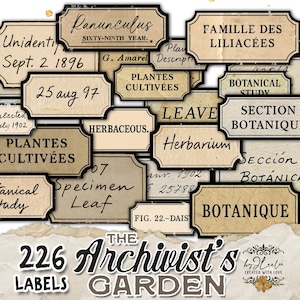 Può includere: Una collezione di etichette botaniche in stile vintage con testi come "Botanical Study", "Herbarium" e "Plantes Cultivées". Le etichette sono di varie forme e dimensioni, con un aspetto invecchiato e usurato. È presente anche il testo "The Archivist's Garden".