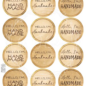 K&ouml;nnte beinhalten: Zw&ouml;lf runde, braune Etiketten im Vintage-Stil mit dem Text "Hello, I'm Handmade" in verschiedenen Schriftarten und Stilen. Die Etiketten sind f&uuml;r die Verwendung auf Produkten wie Gl&auml;sern, Flaschen und Verpackungen konzipiert.