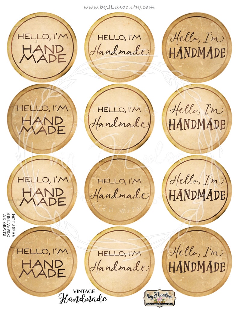 K&ouml;nnte beinhalten: Zw&ouml;lf runde, braune Etiketten im Vintage-Stil mit dem Text "Hello, I'm Handmade" in verschiedenen Schriftarten und Stilen. Die Etiketten sind f&uuml;r die Verwendung auf Produkten wie Gl&auml;sern, Flaschen und Verpackungen konzipiert.