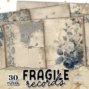 Puede incluir: Un conjunto de 30 papeles de estilo vintage con un aspecto envejecido. Los papeles presentan patrones florales y damasco en tonos azules y blancos, con texturas envejecidas y elementos manuscritos. Se muestran las palabras "FRAGILE records".