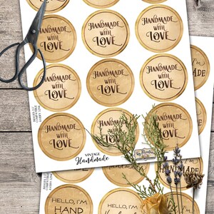 K&ouml;nnte beinhalten: Zwei Bl&auml;tter bedruckbares digitales Papier mit runden Etiketten im Vintage-Stil mit einem Durchmesser von 6,35 cm. Die Etiketten zeigen den Text "Handmade with Love" und "Hello, I'm Handmade".