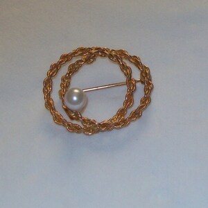 Winard 12K Gold Filled Rope Circle and Pearl Brooch/Pin