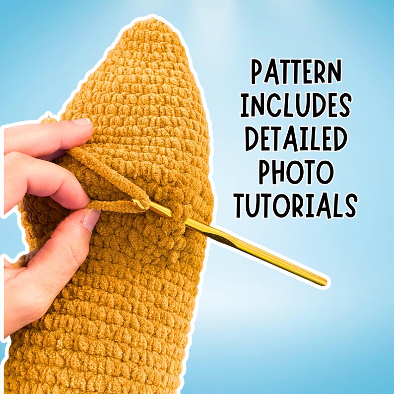 Puede incluir: Primer plano de un art&iacute;culo de ganchillo en un c&aacute;lido color amarillo dorado. Se muestra una mano trabajando con un ganchillo y lana dorados. El texto "PATTERN INCLUDES DETAILED PHOTO TUTORIALS" se muestra en blanco.