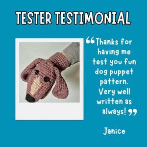 Puede incluir: T&iacute;tere de perro tejido a ganchillo en tonos malva, beige y negro. El t&iacute;tere tiene orejas grandes y ca&iacute;das, ojos de bot&oacute;n y un hocico detallado. La imagen incluye el texto "TESTER TESTIMONIAL" y una rese&ntilde;a de cliente.