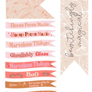 Puede incluir: Un conjunto de pancartas imprimibles con tem&aacute;tica de Halloween en colores rosa, naranja y marr&oacute;n. Las pancartas presentan textos como "Hocus Pocus Magic", "Marvelous Things", "Ghoulishly Glam", "Boo", y "Broomstick Babes".