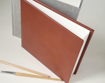 Cuaderno de bocetos de acuarela Fabriano Artistico encuadernado a mano en cuero – Marrón caramelo (Cuadrado 18 × 19 cm)