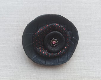 Entzückende schwarze Blume Brosche aus echtem Leder-Pin mit silberner Blume und Mini-Cubic zyrcony Artisan Schmuck Zeitgenössische Leder-Pin