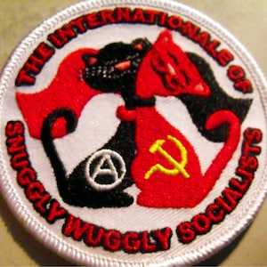 THE INTERNATIONALE OF SNuGGLY WuGGLY SOCIALISTS geborduurde opstrijkpatch van 7,5 cm