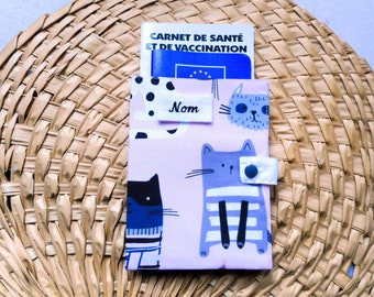 Etui passeport pour Chat, Protège Carnet de Santé, Chats Blancs Gris Noirs fond Rose, Nom Brodé, Cadeau Chat, fabriqué en France