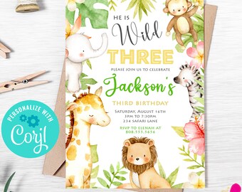 Puede incluir: Una invitación imprimible para una fiesta de tercer cumpleaños con temática de safari. La invitación presenta ilustraciones de acuarela de una jirafa, un león, un elefante, un mono y una cebra. El texto dice "He is Wild Three" e incluye detalles de la fiesta.