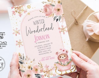 Op de afbeelding: Roze en gouden winterwonderland verjaardagsuitnodiging met een schattige teddybeer op een slee. De uitnodiging luidt "Doe mee met ons voor een Winter Wonderland" en bevat de naam "Jennalyn" en details voor het feest.