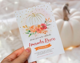 Può includere: Un invito bianco con una zucca bianca decorata con glitter dorati e fiori arancioni e rossi. Il testo sulla carta recita "Unisciti a noi per festeggiare Amanda Reece che compie tre anni. 25 ottobre 2021 dalle 14:00 alle 16:00 144 St. Ozark, AR 72949 RSVP Makayla al 433-8665 RSVP a Kayla al 898-767-6677"
