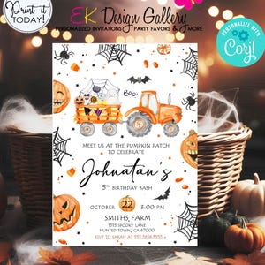 Puede incluir: Invitación con temática de Halloween con un tractor naranja tirando de un vagón lleno de personajes espeluznantes. La invitación incluye el texto "Johnatan's 5th Birthday Bash" y los detalles del evento. El diseño presenta calabazas, arañas y telarañas.