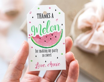 Puede incluir: Etiqueta de agradecimiento con temática de sandía con el texto "Gracias a un melón por hacer que mi fiesta sea tan dulce. Con cariño, Annie."