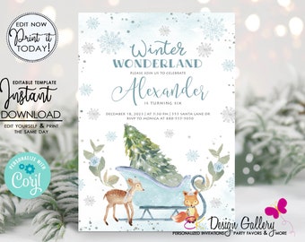 Op de afbeelding: Een Winter Wonderland-thema verjaardagsuitnodiging met een blauwe en witte achtergrond. De uitnodiging toont een blauwe slee met een hert en een vos, een kerstboom en sneeuwvlokken. De tekst op de uitnodiging luidt "Winter Wonderland" en "Alexander wordt zes jaar".