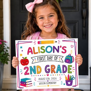 Può includere: Un cartello rettangolare bianco con testo colorato e illustrazioni che recita Alison's First Day of 2nd Grade, August 5th, 2026, Wilson Elementary. Il cartello presenta una matita, una mela, uno zaino, libri e un bicchiere con materiale scolastico.