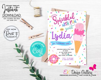 Può includere: Un invito di compleanno stampabile con un cono gelato rosa e bianco con codette. Il testo recita "Sprinkled with Fun our sweet Lydia is turning one" e include la data, l'ora e il luogo della festa.