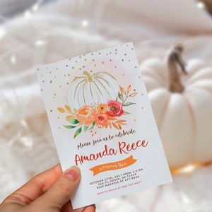 Op de afbeelding: Een witte uitnodigingskaart met gouden confetti toont een witte pompoen met gouden glitter en oranje en rode bloemen. De tekst op de kaart luidt: "Kom gezellig met ons meevieren dat Amanda Reece drie jaar wordt. 25 oktober 2021 van 14:00 tot 16:00 uur. 144 St. Ozark, AR 72949. RSVP Makayla op 453-8665. RSVP naar Kayla op 898-767-6677."