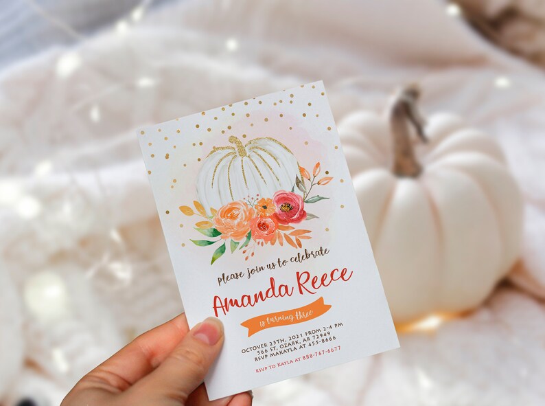 Op de afbeelding: Een witte uitnodigingskaart met gouden confetti toont een witte pompoen met gouden glitter en oranje en rode bloemen. De tekst op de kaart luidt: "Kom gezellig met ons meevieren dat Amanda Reece drie jaar wordt. 25 oktober 2021 van 14:00 tot 16:00 uur. 144 St. Ozark, AR 72949. RSVP Makayla op 453-8665. RSVP naar Kayla op 898-767-6677."