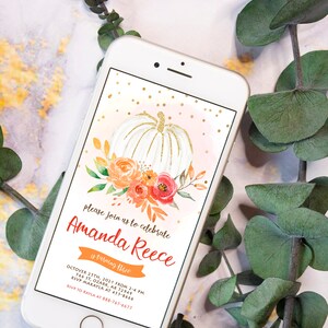 Op de afbeelding: Een digitale uitnodiging voor een kinderfeestje. De uitnodiging toont een witte pompoen met gouden glitter, omringd door oranje en roze bloemen. De tekst luidt: "Nodig je uit om Amanda Reece te vieren die drie jaar wordt. 25 oktober 2021 van 14:00 tot 16:00 uur, 566 St, Ozark, AR 72949. RSVP Makayla op 455-8666. RSVP naar Kayla op 888-767-6677."